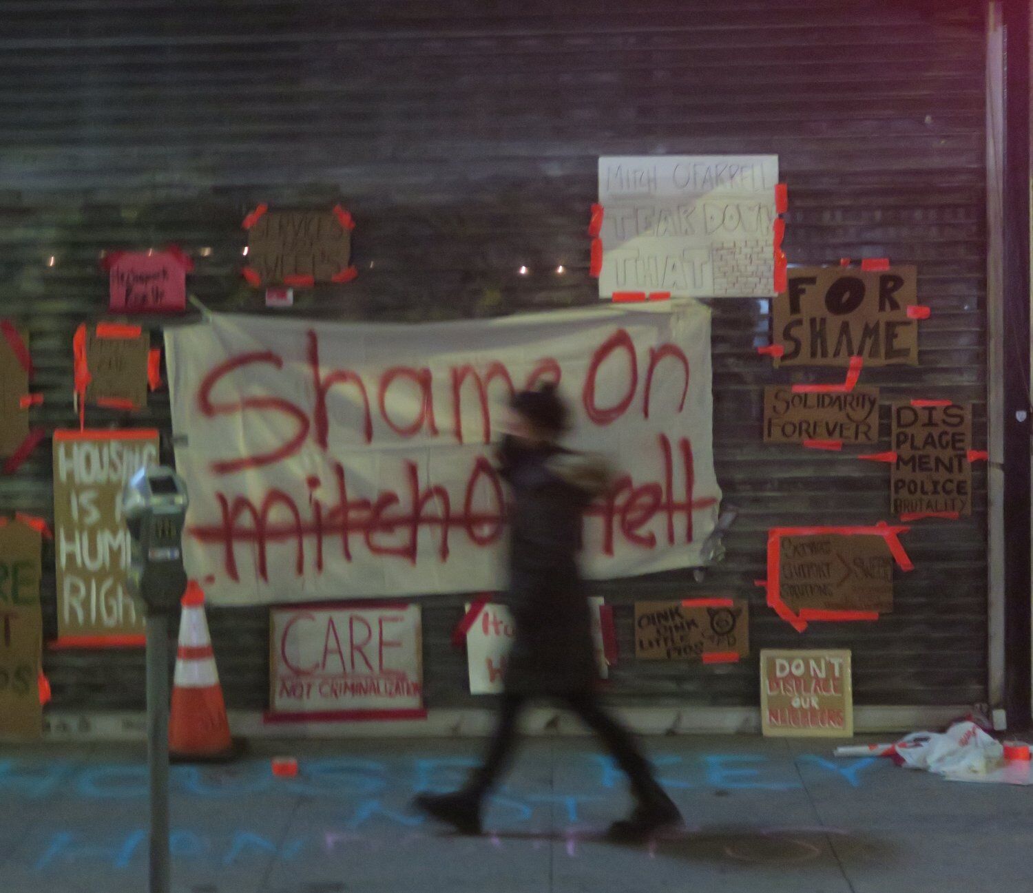 Police and protestor standoff in echo park